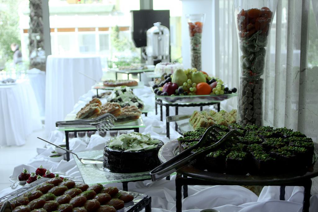 Eser Premium Hotel&Spa Büyükçekmece Exterior foto A buffet