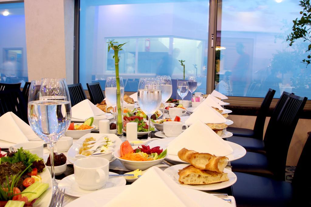 Eser Premium Hotel&Spa Büyükçekmece Exterior foto A table set for a meal
