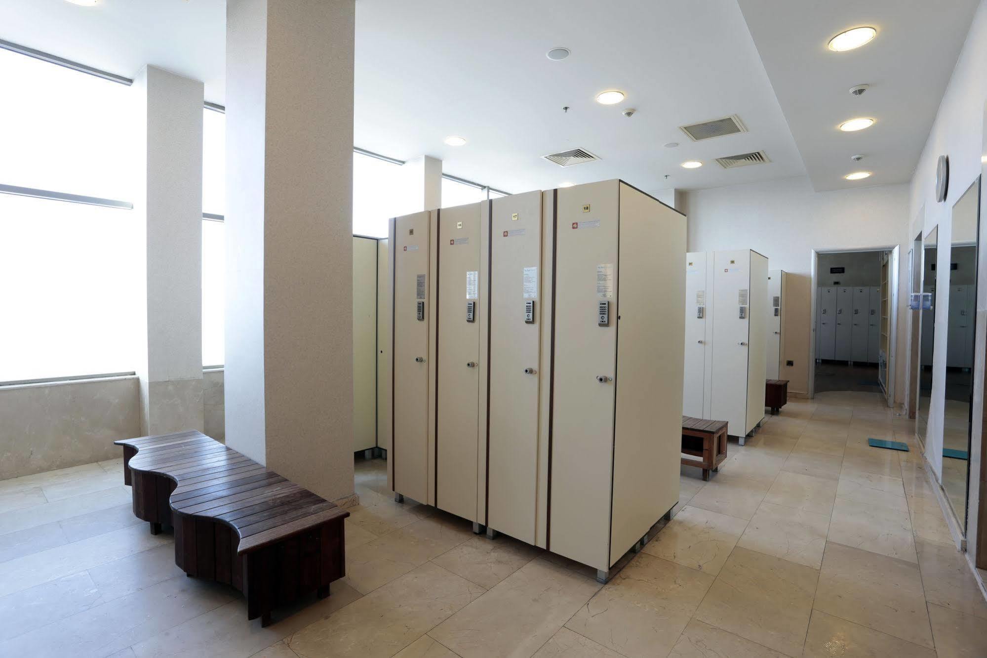 Eser Premium Hotel&Spa Büyükçekmece Exterior foto A locker room